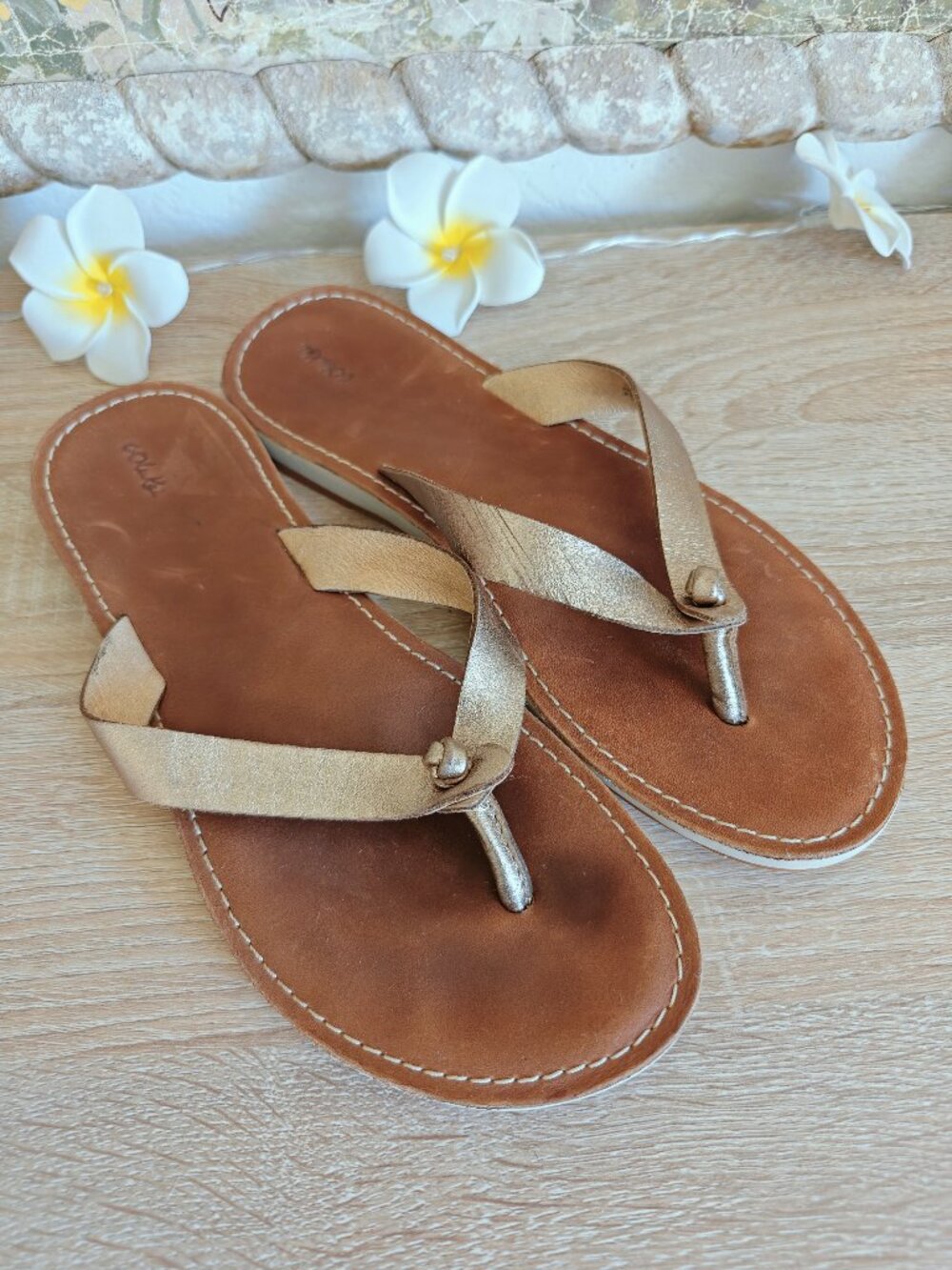 Olukai Nohie Gold Leather Flip Flop Summer Minimalist Sandals Sz. 8